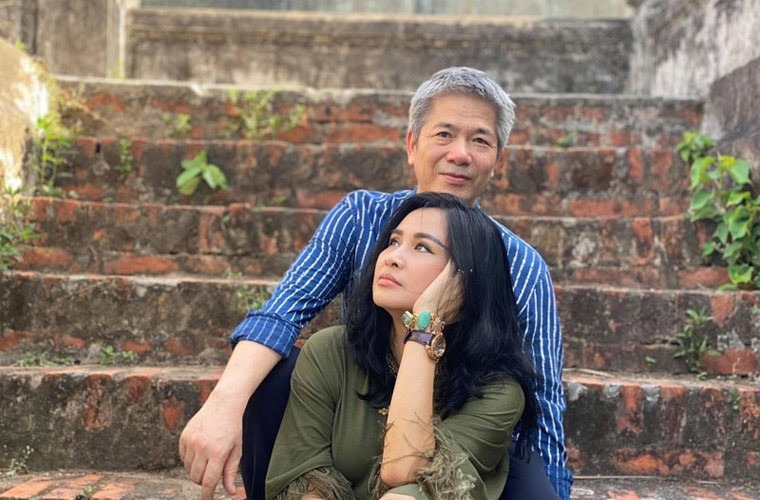 Bạn trai của Thanh Lam kể, anh và cô gặp nhau khi Thanh Lam tới viện mắt của anh mổ mắt. Trong lần tái khám, do không bắt được taxi về nên anh đã tình nguyện chở nữ diva về nhà. Trên đường đi về cả hai nói chuyện với nhau rồi thấy hợp.