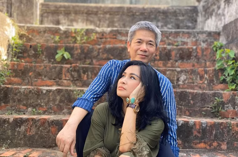 Bạn trai của Thanh Lam kể, anh và cô gặp nhau khi Thanh Lam tới viện mắt của anh mổ mắt. Trong lần tái khám, do không bắt được taxi về nên anh đã tình nguyện chở nữ diva về nhà. Trên đường đi về cả hai nói chuyện với nhau rồi thấy hợp.