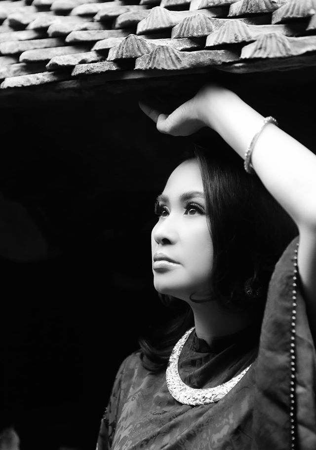 Theo những gì mà vị bác sĩ U65 chia sẻ thì Thanh Lam chỉ mạnh mẽ vẻ bề ngoài, bên trong cô là một người yếu đuối, dễ tổn thương và rất dịu dàng. Đó chính là điểm khiến bác sĩ Tiến Hùng bị cuốn hút nhất.