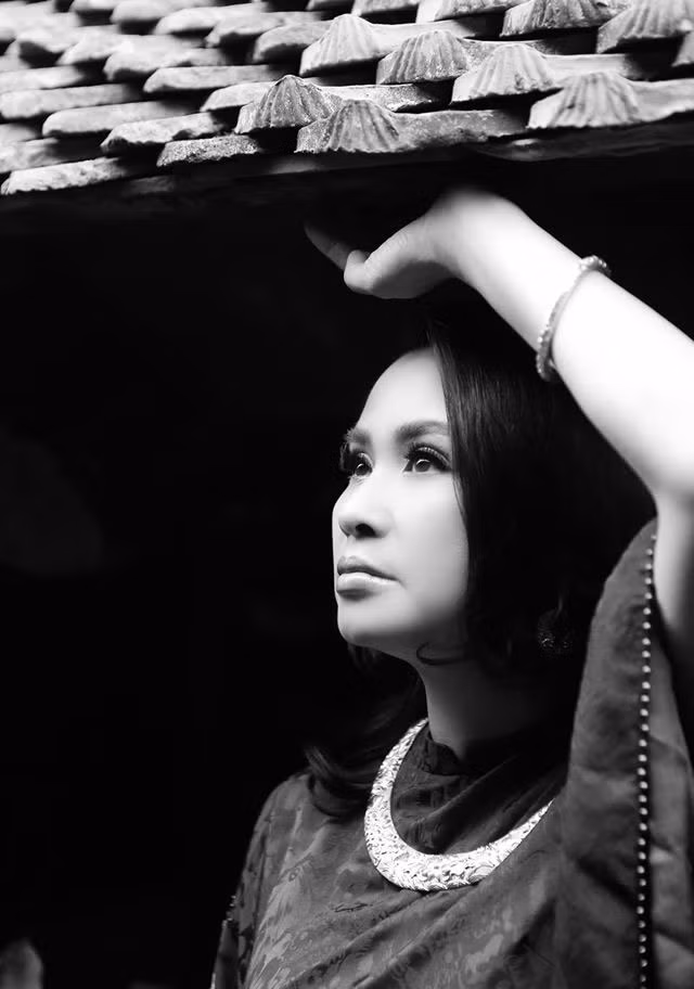 Theo những gì mà vị bác sĩ U65 chia sẻ thì Thanh Lam chỉ mạnh mẽ vẻ bề ngoài, bên trong cô là một người yếu đuối, dễ tổn thương và rất dịu dàng. Đó chính là điểm khiến bác sĩ Tiến Hùng bị cuốn hút nhất.