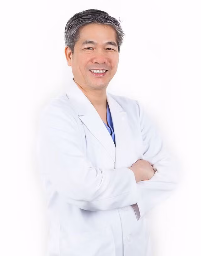 Tình mới của Thanh Lam là bác sĩ Bùi Tiến Hùng, sinh năm 1962, hiện là Giám đốc chuyên môn Bệnh viện mắt quốc tế Nhật Bản.