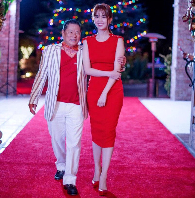 Tiếp theo là mối tình đầy thị phi của Ngọc Trinh và tỷ phú Hoàng Kiều, hơn cô 45 tuổi. Tuy nhiên mối tình lãng mạn và ồn ào đó cũng chỉ kéo dài được 3 tháng. Ông Hoàng Kiều tuyên bố chia tay Ngọc Trinh vì theo ông Ngọc Trinh chỉ muốn yêu ông tạm thời và ngắn hạn.