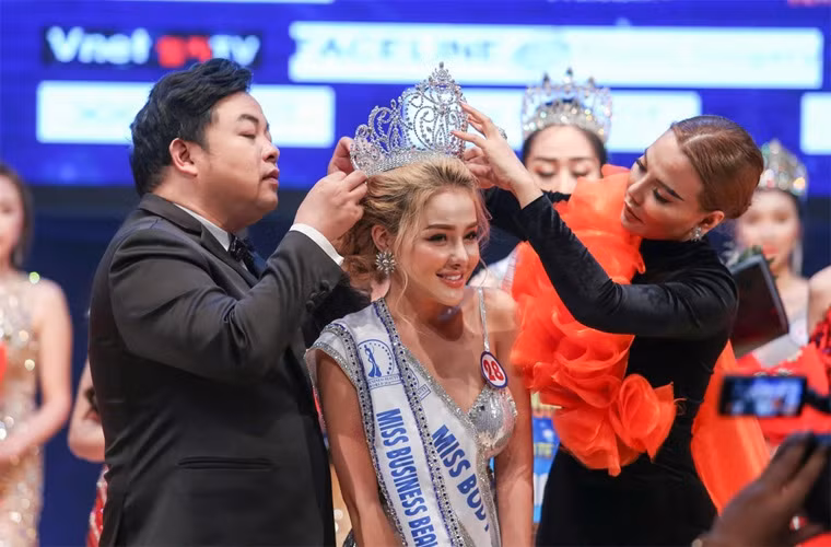 Ngay cả khi Ngân 98 đoạt giải Á hậu 2 cuộc thi Miss Business Beauty World 2019 (Hoa hậu Doanh nhân sắc đẹp thế giới 2019) được tổ chức tại Hàn Quốc, cô cũng bị cư dân mạng dè bỉu gọi đó là giải thưởng “ao làng”. Thậm chí cô bị tố mua giải với giá 150 triệu.