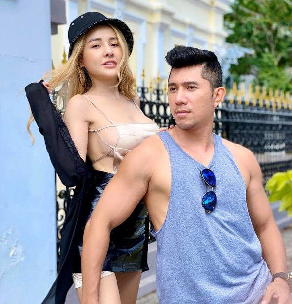 Ngân 98 cũng là người đẹp "ít tài năng thừa tai tiếng" giống Ngọc Trinh. Hot girl được mọi người biết tới khi trở thành bạn gái của nhạc sĩ Lương Bằng Quang. Cô được mọi người gán cho biệt danh “Hot girl ngực khủng”, “Hot girl thị phi”.