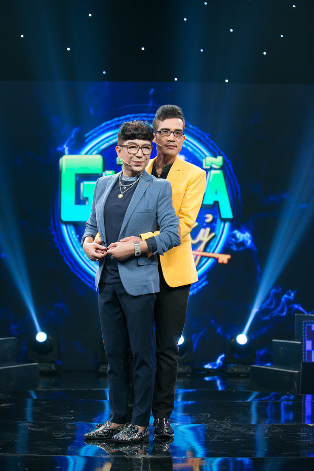 Dù có nhiều tin đồn xoay quanh mối quan hệ của hai người nhưng sau khi quyết định không làm scandal nữa, "Bà Tám showbiz" Long Nhật nhiều lần khẳng định luôn coi Vương Bảo Tuấn là tri kỷ, là một phần không thể thiếu trong cuộc đời anh bên cạnh bà xã. Ảnh: Cao Hoàng Trọng.