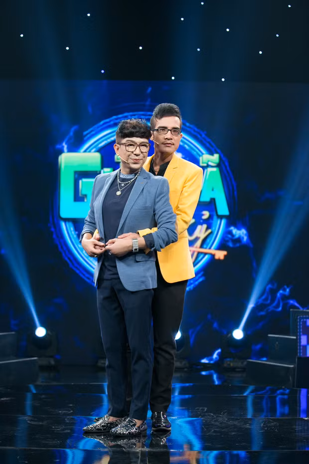 Dù có nhiều tin đồn xoay quanh mối quan hệ của hai người nhưng sau khi quyết định không làm scandal nữa, "Bà Tám showbiz" Long Nhật nhiều lần khẳng định luôn coi Vương Bảo Tuấn là tri kỷ, là một phần không thể thiếu trong cuộc đời anh bên cạnh bà xã. Ảnh: Cao Hoàng Trọng.