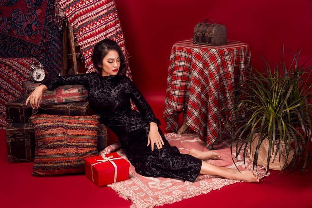 Ngắm vẻ đẹp gợi cảm và thần thái của Thúy Hằng ở tuổi 38.