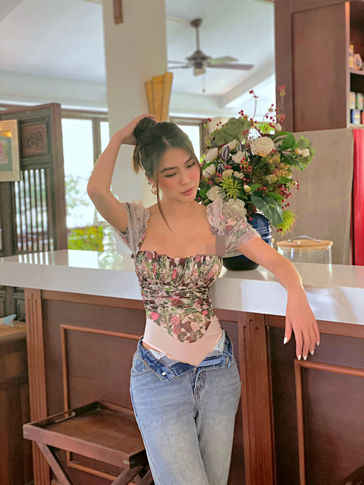 Hoa hậu Sắc đẹp châu Á 2017 táo bạo "buông lơi" khóa quần, để lộ phần underwear của chiếc áo dạng jumpsuit.