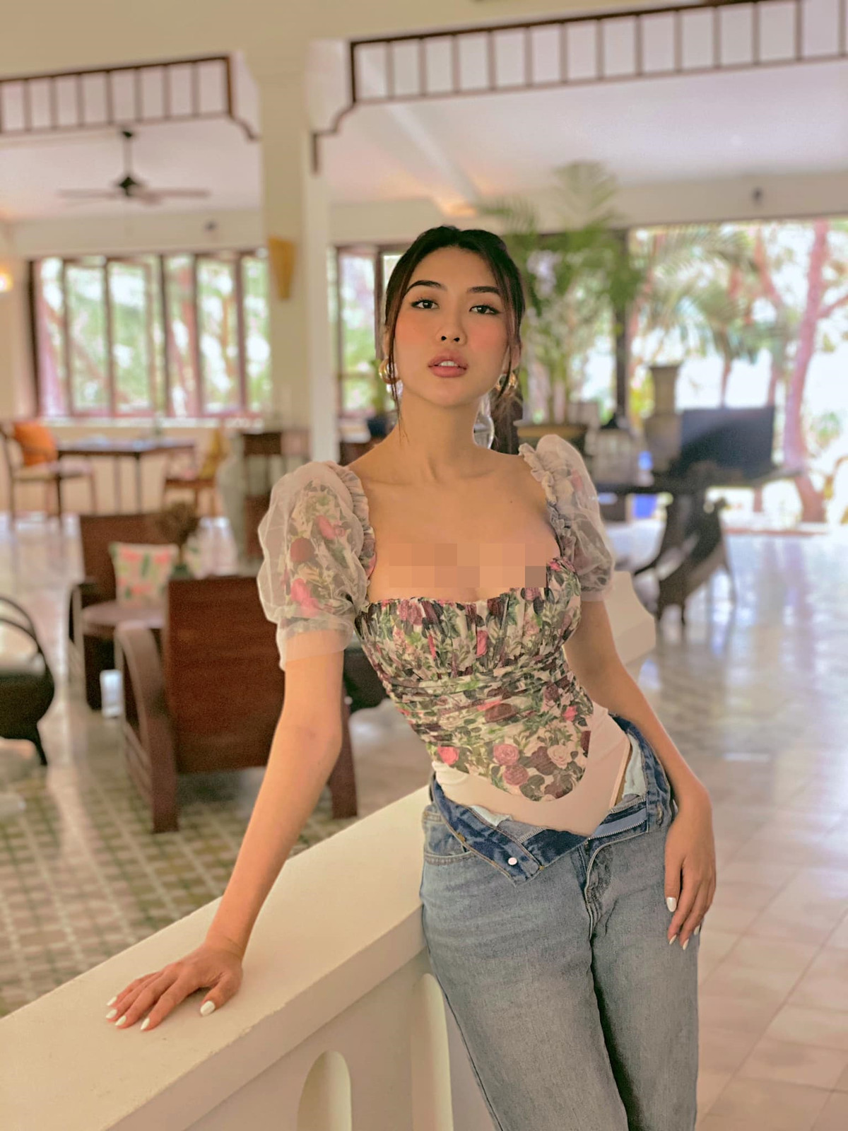 Gây chú ý cách đây không lâu vì vướng phải tin đồn "trên trời rơi xuống", Tường Linh tiếp tục nhận được sự quan tâm khi "bắt trend" quần mở khóa đang làm "điên đảo" làng giải trí trong và ngoài nước.