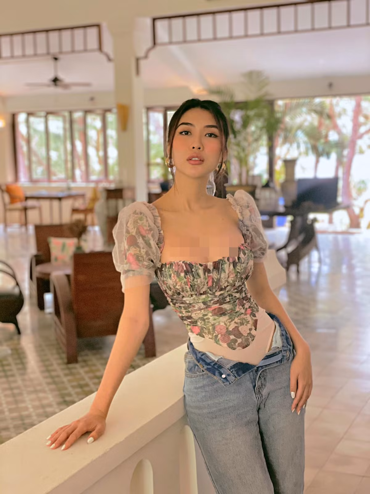 Tuong Linh “buong loi” khoa quan, khoe eo 53cm tao bao