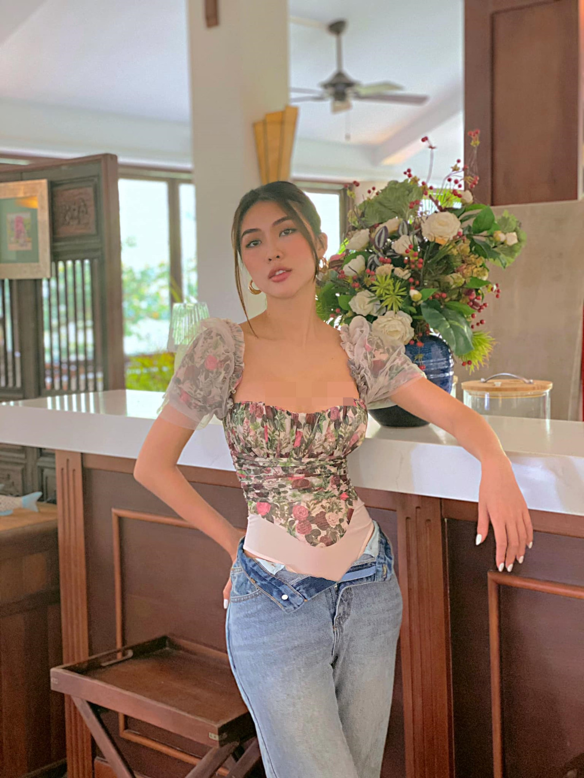 Chính bởi sở hữu vòng eo 53cm nhỏ nhất showbiz nên chân dài sinh năm 1994 rất chuộng mốt khoe triệt để lợi thế của mình.