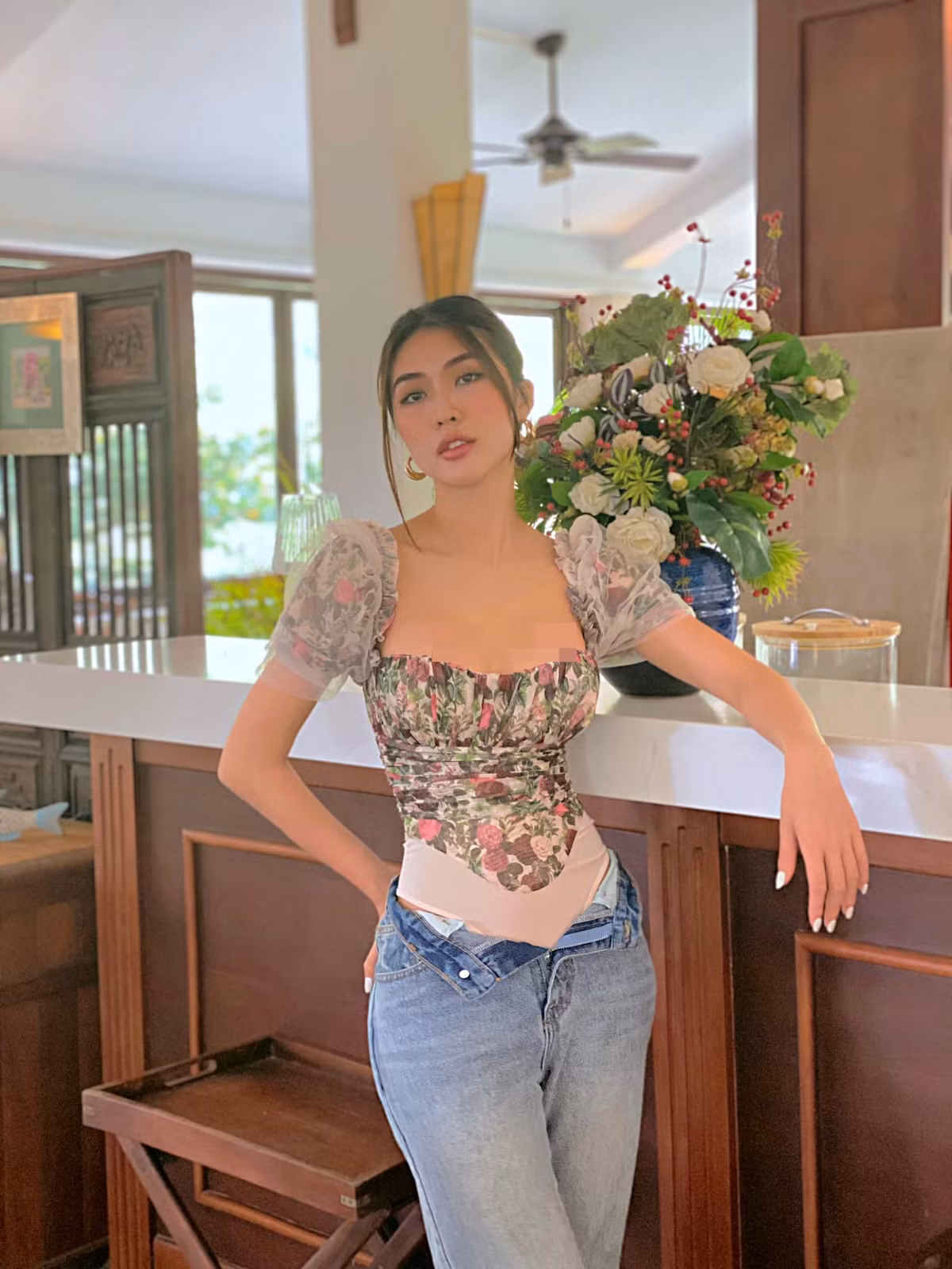 Chính bởi sở hữu vòng eo 53cm nhỏ nhất showbiz nên chân dài sinh năm 1994 rất chuộng mốt khoe triệt để lợi thế của mình.