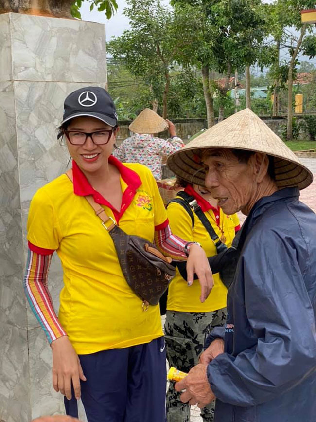 Ngay cả khi mặc trang phục giấu bụng, vòng 2 của Trang Trần vẫn lùm lùm như bà bầu.