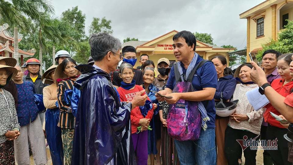 Quyen Linh quyen gop 15 phut 2,5 ty… bao lan moc tui vi dan ngheo?-Hinh-2