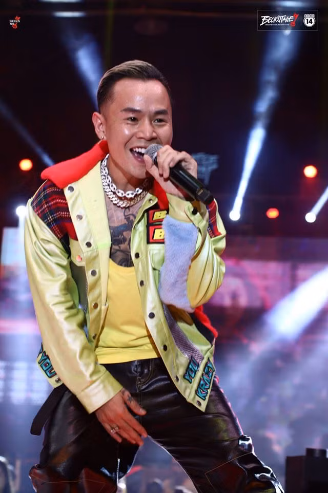 Anh nhanh chóng gây được tiếng vang với loạt ca khúc như: “Bigcityboi”, “OK”, “Gene”, “So far”, “Sao cũng được”.