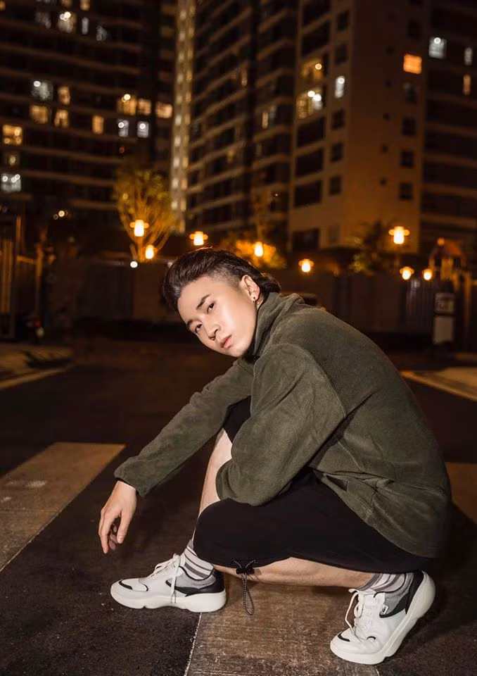 Karik còn gây ấn tượng khi là rapper đầu tiên nhận giải thưởng lớn nhất MTV Việt Nam năm 2011 cùng ca sĩ Mỹ Tâm.