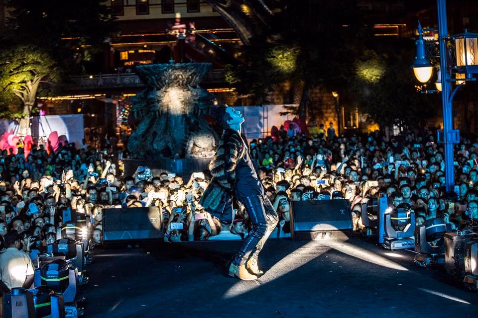 Xuất phát điểm là một dancer nhóm nhảy Freestyle năm 2006, Karik đến với rap như một cái duyên và gặt hái được nhiều thành công. Karik được biết đến nhiều hơn với ca khúc ''Anh không đòi quà'' kết hợp với OnlyC.