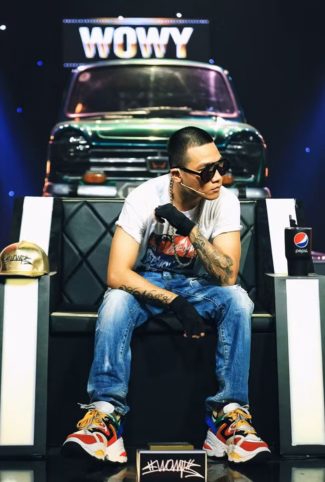 Giống như Suboi, HLV Rap Việt Wowy tiếp cận với hip-hop từ khá sớm. Anh được mệnh danh la ''Lão đại'' trong giới Underground miền Nam.