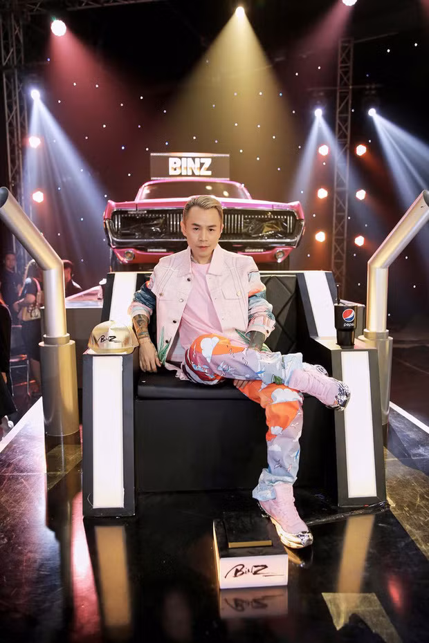 Thành viên thứ hai của bộ tứ HLV Rap Việt 2020 là Binz. Nam rapper sinh năm 1988 đã có 10 năm sống ở nước ngoài trước khi về nước và tham gia cộng đồng underground Việt từ năm 2008.