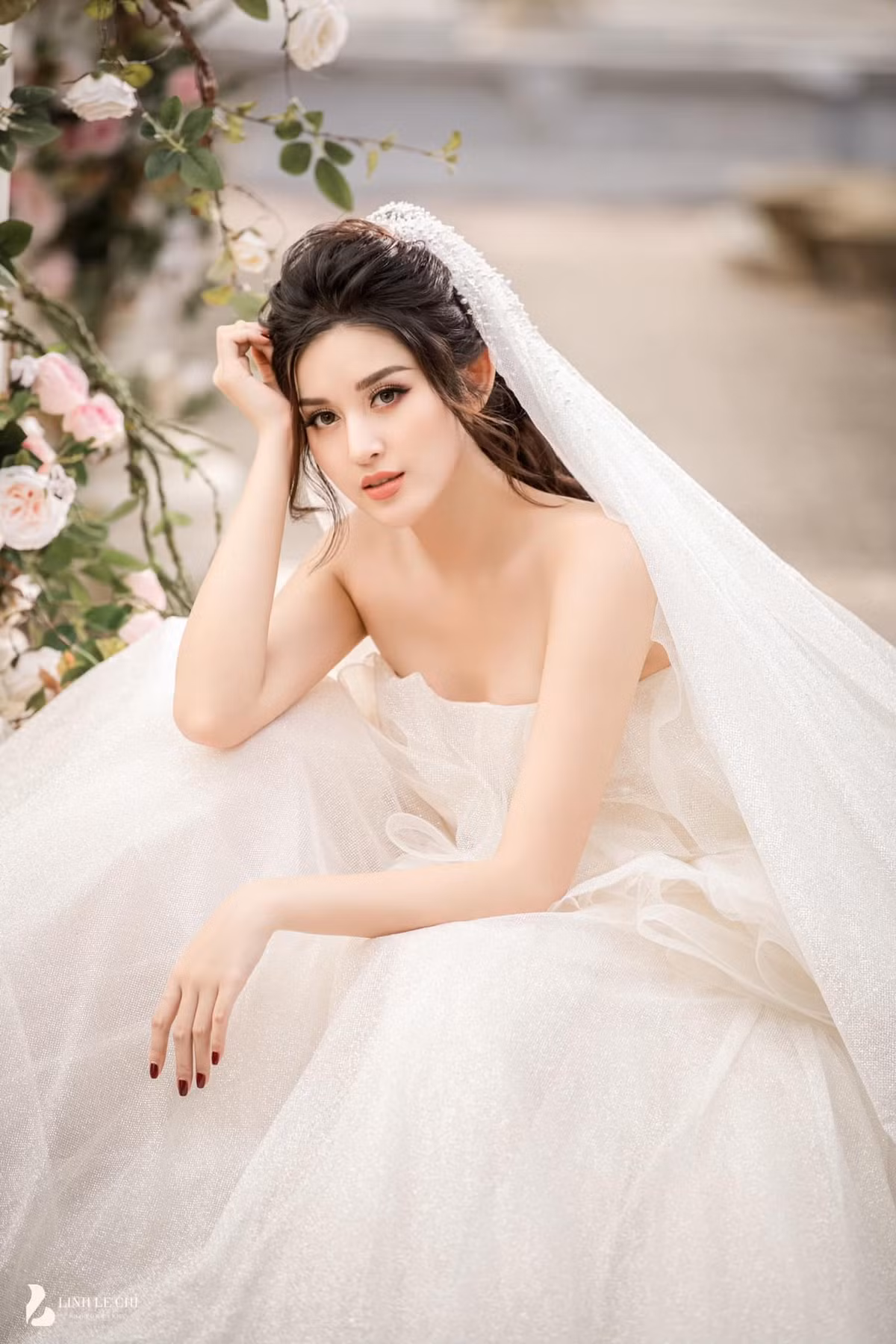 Nàng hậu sinh năm 1995 khoe vai trần nuột nà, vòng 1 tròn đầy lấp ló trong chiếc váy cưới trắng tinh khôi.