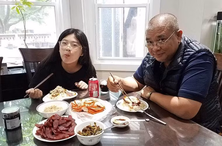 Là con nhà nòi nên ngay từ nhỏ Bí Ngô đã bộc lộ năng khiếu nghệ thuật, hát, múa, diễn kịch.