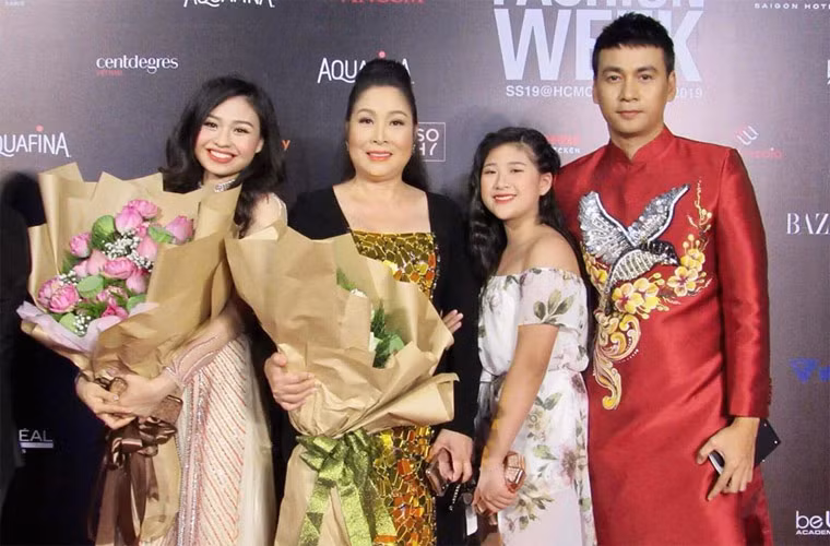 Bí Ngô thường được mẹ cho đi sự kiện cùng. Hình ảnh của bé mà mẹ Hồng Vân chia sẻ trên trang cá nhân cũng nhận được rất nhiều lời khen ngợi vì vẻ xinh xắn.