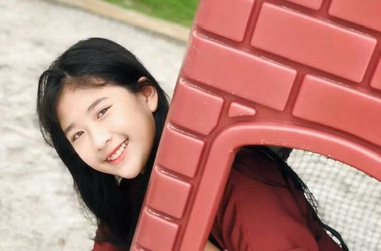 Con gái đang ở tuổi dở ương, nên Hồng Vân cũng tỏ ra là bà mẹ rất tâm lý. “ Ở độ tuổi của bé, cũng giống như những đứa trẻ đều muốn chứng minh cái tôi của mình, chứng minh là mình đúng. Bố mẹ khi này phải tế nhị khéo léo mới hướng con đi theo đường hướng tốt nhất cho con”, Hồng Vân chia sẻ.