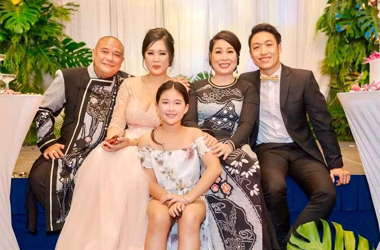 Con gai tuoi teen cua NSND Hong Van tro ma xinh dep, vuot ca me lan chi