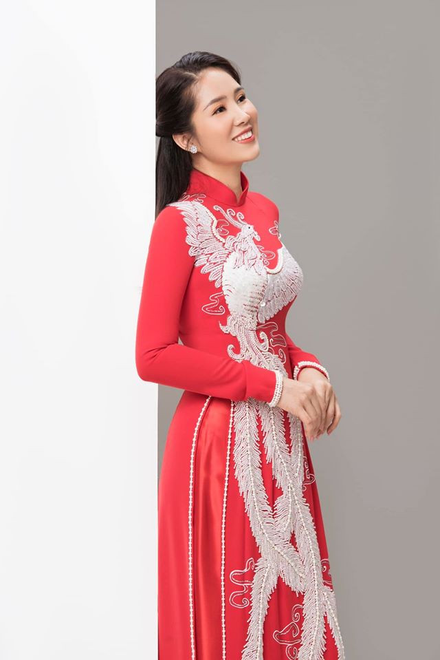 "Bộ ảnh này Phương chụp hôm 15/6, sau khi đã vào chế độ giảm cân và gần trở về số ký lúc son rỗi - 55kg, chứ không phải post lại hình cũ. Và hiện tại, Phương đã có thể mặc vừa tất cả trang phục trước khi bầu, kể cả size chật nhất! Phụ nữ chúng mình, vì gia đình mà đau đớn, xấu xí, chịu nhiều soi mói chê bai của những kẻ độc miệng, xấu tính... Thôi thì, thay vì bị tổn thương và chịu đựng, hãy biến điều đó thành động lực để thay đổi", nữ diễn viên chia sẻ.