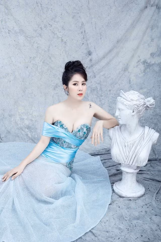 Ngắm thân hình thon gọn, gương mặt chuẩn V-line hiện tại của Lê Phương, nhiều người phải "inbox" xin bí quyết.