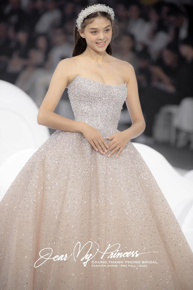 Dianka là mẫu trong show diễn của nhà thiết kế Chung Thanh Phong.