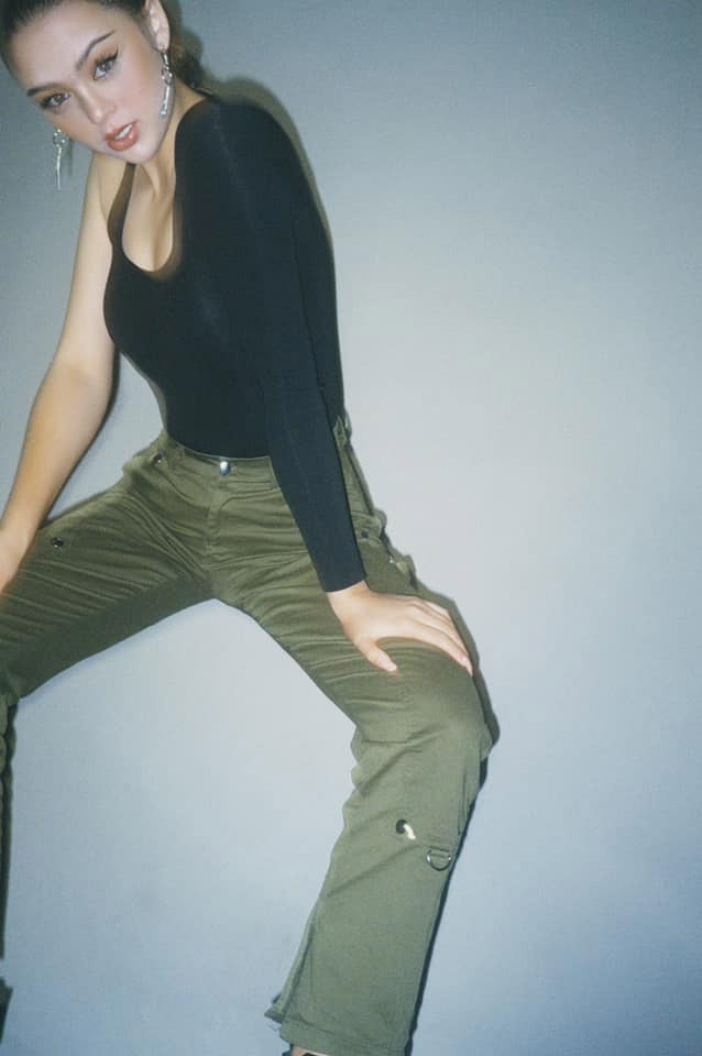 Người đẹp Ukraine biến hình với một set đồ khỏe khoắn.