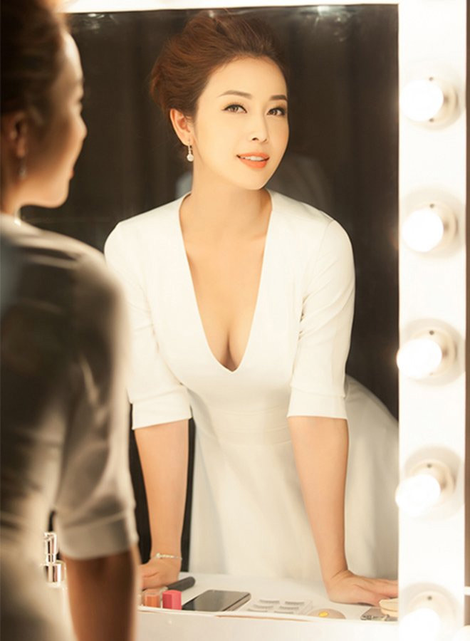 Chưa đầy 1 tháng sau khi sinh con thứ 4, Jennifer Phạm tái xuất với vóc dáng không thể gợi cảm hơn.