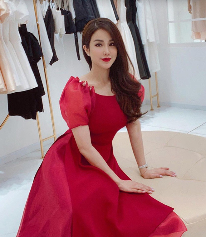 Nhờ tập luyện chăm chỉ và ăn uống theo chế độ khoa học nên bà mẹ hai con Diệp Lâm Anh thoải mái diện đồ khoe dáng khi đi dự sự kiện.