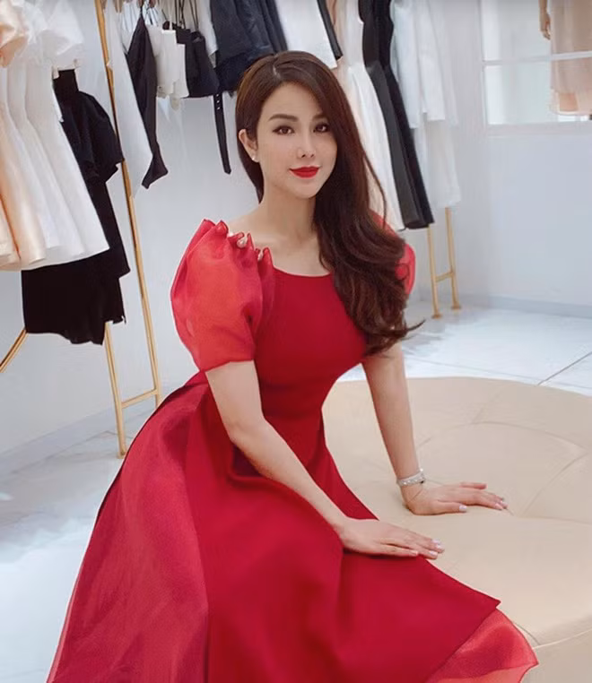 Nhờ tập luyện chăm chỉ và ăn uống theo chế độ khoa học nên bà mẹ hai con Diệp Lâm Anh thoải mái diện đồ khoe dáng khi đi dự sự kiện.