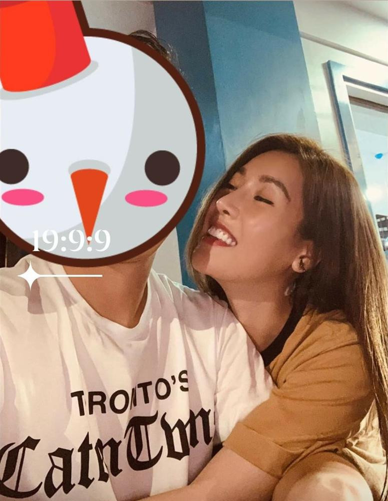 Đây là mối tình đầu tiên Á hậu Hoa hậu người Việt thế giới 2013 chia sẻ sau những ồn ào đời từ như chuyện tình cảm với Trường Giang, nam diễn Việt Anh.