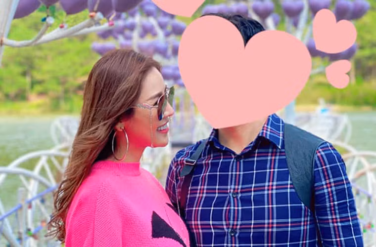 Cũng từ khi công khai tình trẻ, Quế Vân thường xuyên chia sẻ khoảnh khắc tình tứ của hai người lên trang cá nhân.