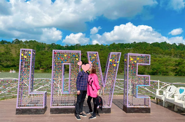 Tuy nhiên, người đẹp sinh năm 1982 chưa bao giờ cho tình trẻ lộ diện mà luôn che mặt trong mỗi bức ảnh chụp chung.