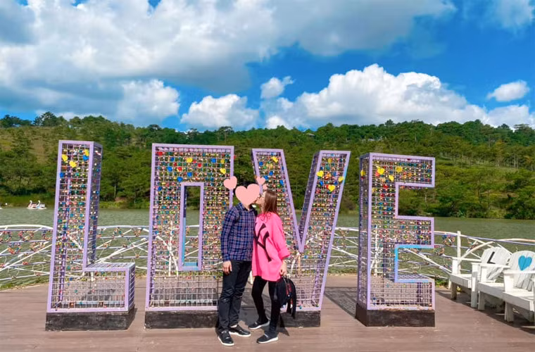 Tuy nhiên, người đẹp sinh năm 1982 chưa bao giờ cho tình trẻ lộ diện mà luôn che mặt trong mỗi bức ảnh chụp chung.