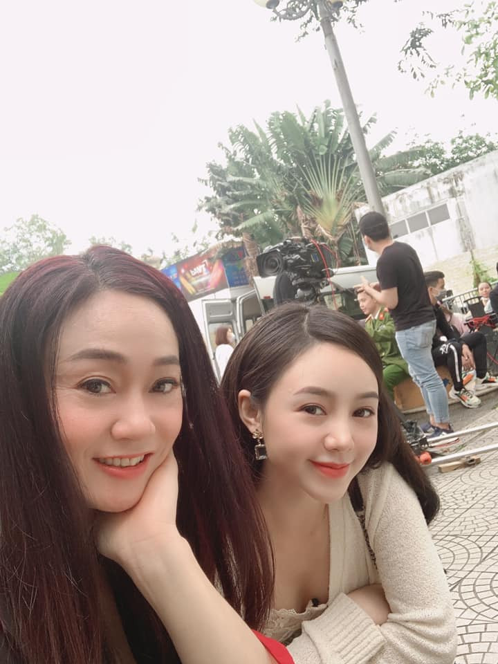 Tham gia bộ phim "Đừng bắt em phải quên" sau hơn 20 năm từng gây ấn tượng trong "Của để dành", diễn viên Quách Thu Phương vẫn giữ được vẻ đẹp cuốn hút.