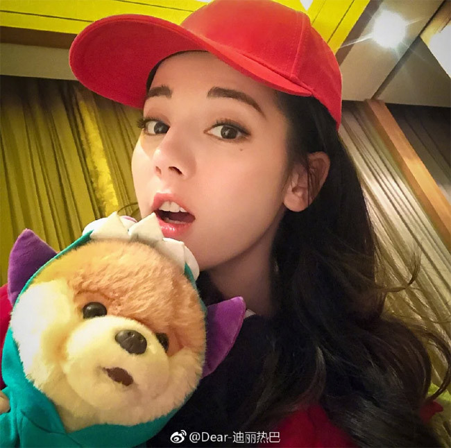 Cũng nhờ đó mà cô trở thành cái tên được nhiều nhãn hàng săn đón, mời làm đại sứ thương hiệu.