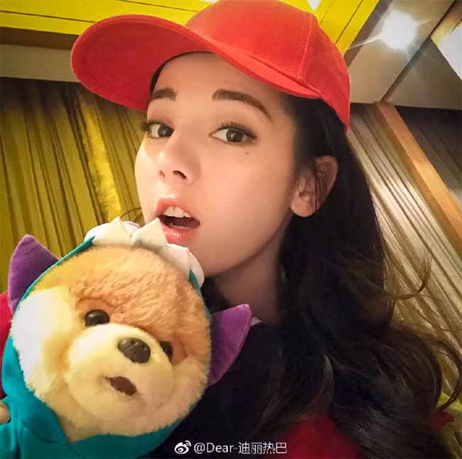 Cũng nhờ đó mà cô trở thành cái tên được nhiều nhãn hàng săn đón, mời làm đại sứ thương hiệu.