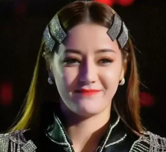 Có những khoảnh khắc không ai còn nhận ra đó là Địch Lệ Nhiệt Ba nữa bởi khuôn mặt cô già nua khác lạ.