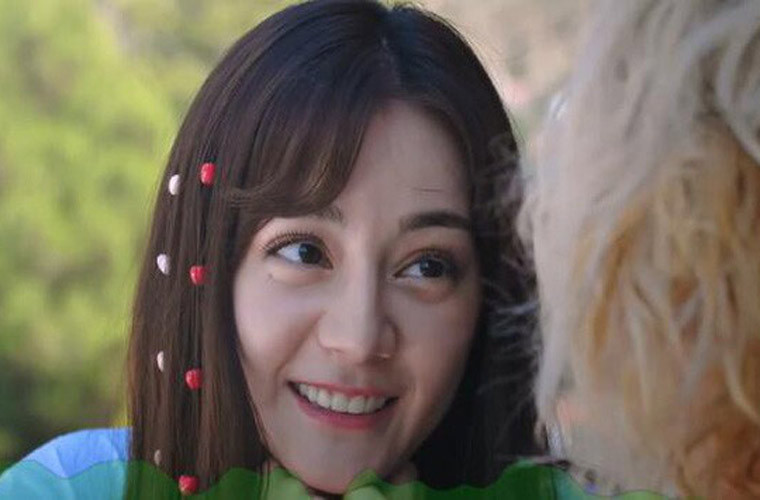 Bọng mắt, cơ mặt chảy xệ, bức ảnh này lộ vẻ già nua, xấu xí của Địch Lệ Nhiệt Ba, khác hẳn những bức ảnh lung linh mà mọi người thường nhìn thấy cô.