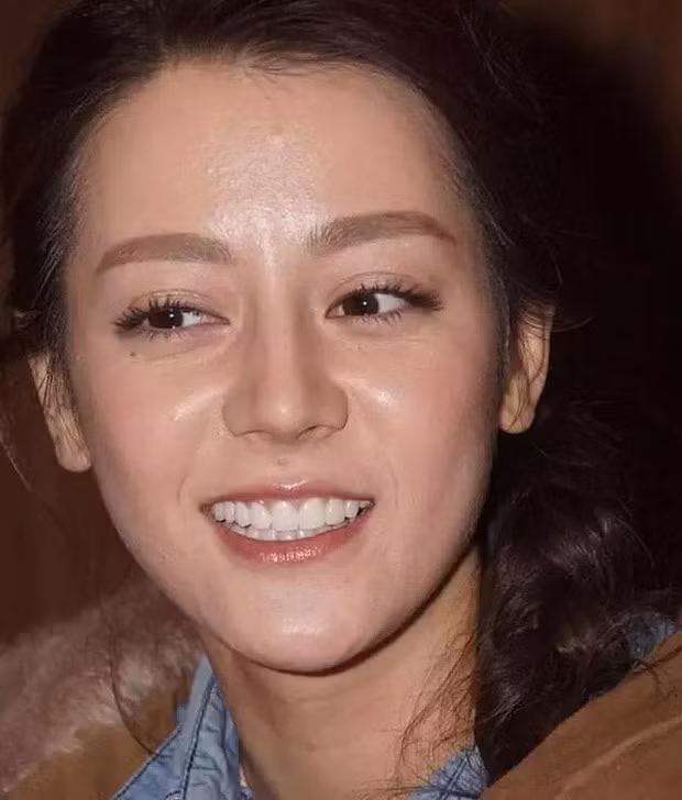 Mặc dù có trang điểm nhưng khi khuôn mặt Địch Lệ Nhiệt Ba chụp gần và ảnh chưa chỉnh sửa photoshop thì trông cô không còn nuột nà như mọi khi.