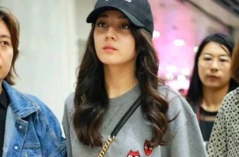 Khi không trang điểm, "mỹ nữ Tân Cương" lộ rõ vẻ phờ phạc, thiếu sức sống.