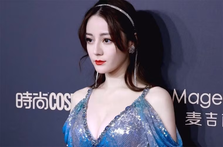 Vẻ đẹp và tài năng đã giúp Địch Lệ Nhiệt Ba sớm trở thành một ngôi sao mới của làng giải trí Hoa ngữ.