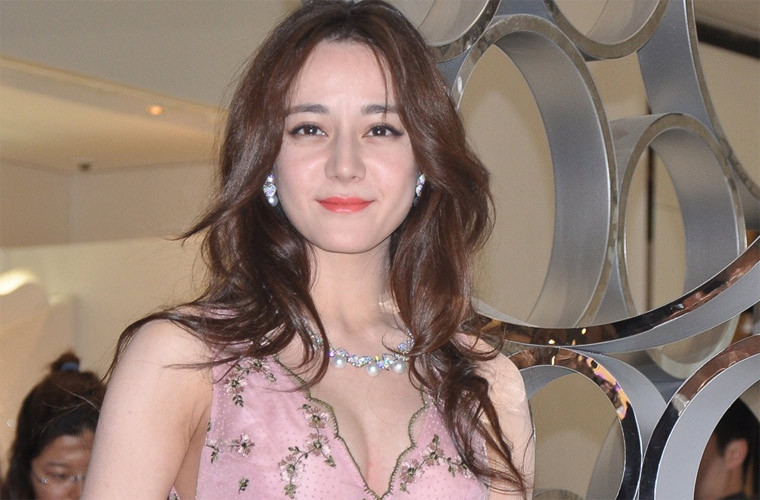 Nhìn bức ảnh này không ai nghĩ Địch Lệ Nhiệt Ba mới 28 mà tưởng cô đã ở ngưỡng tứ tuần.