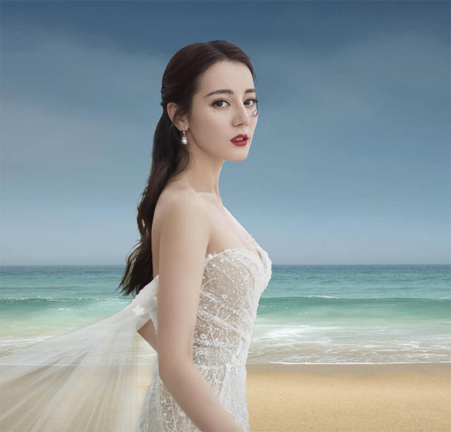 Kể từ ra mắt vào năm 2013, Địch Lệ Nhiệt Ba nhanh chóng bước lên vị trí ngôi sao nhờ vẻ đẹp và tài năng.