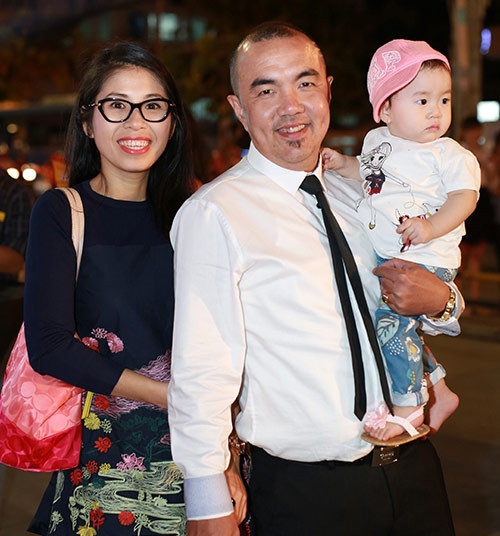 Thế nhưng, nam diễn viên hài 41 tuổi cho biết, thường là anh sẽ nhận lỗi về mình kể cả khi không sai bởi rất sợ nhìn vợ khóc, buồn. Nam MC "Vợ chồng son" cho rằng, vợ đã vất vả sinh con, lo chuyện nhà cửa, hy sinh cho gia đình rất nhiều nên không lẽ gì lại để cô phải buồn cả.